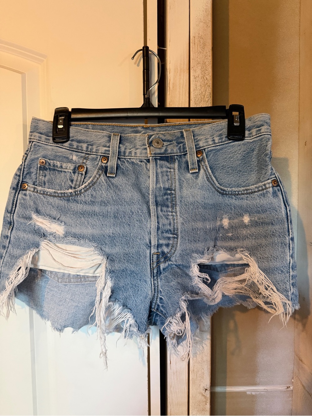 Women’s Levi 501 Jeans Shorts Distressed Waist 28
